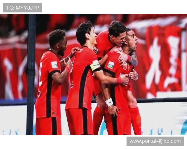 欧洲豪门激战升级，顶级前锋转会传闻引发球迷热议